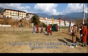 Concours de tir à l'arc traditionnel en bambou au Bhoutan, petit pays coincé entre la Chine et l'Inde à l'est du Népal